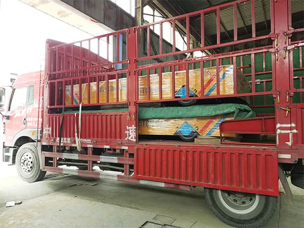 某地無軌車發貨現場